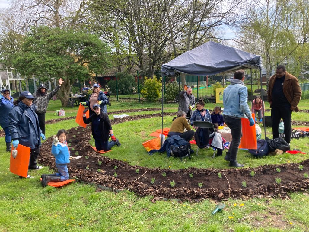 Thx to all the #volunteers at Max Roach Park #Brixton who helped dig in 400 lavenders on #worldearthday2023 & create a #mosaic #bee #sculpture by @Art4space for our #maze. Thx also to @brixtonbid funding, support from Oco Ltd, @lambeth_council , @GoodGymLambeth, @WatesGroup.
