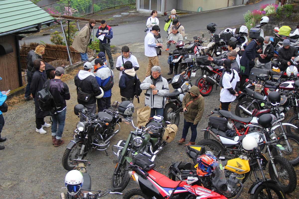 r50_1960's tweet photo. 悪天候ながら
多種多様のバイクが参加し
スタンプラリーをはじめ
茶畑・林道・観光地を巡る
バイクイベント
#風と茶畑とバイク
@teagarden_jp 
今回も素晴らしいイベントだった‼︎
#風と茶畑とBMW https://t.co/aw6ySihWJd