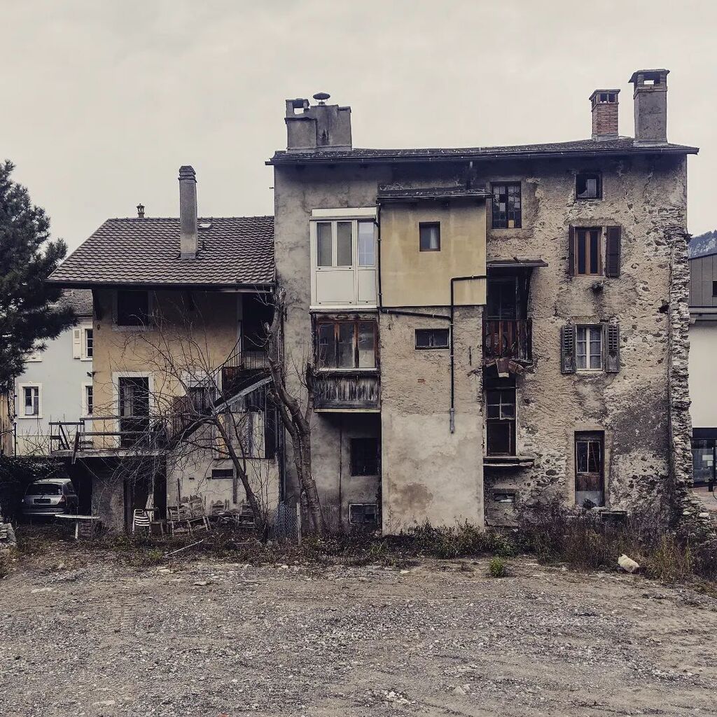 jsansonn's tweet image. Le vieux Martigny, pendant qu'on peut encore le voir. instagr.am/p/CrdDh_0IBlP/