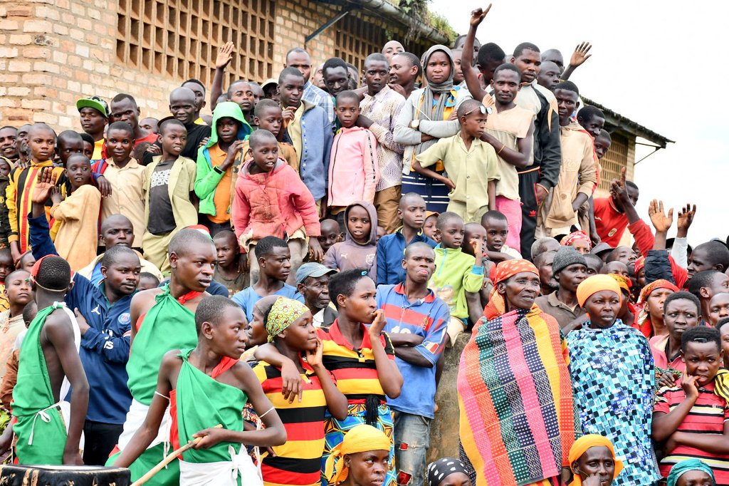 ABPInfos's tweet photo. Le gouverneur de @KayanzaProvince rencontre ce mardi, à #Campazi, les habitants des zones #Muruta et #Nkonge en commune #Muruta. L'administrateur de Cette commune a indiqué que le secteur théicole est confronté à pas mal de défis. https://t.co/gkbfZ0FQAZ