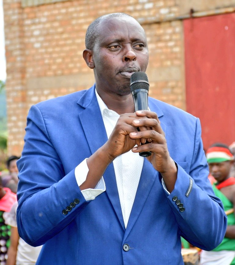 ABPInfos's tweet photo. Le gouverneur de @KayanzaProvince rencontre ce mardi, à #Campazi, les habitants des zones #Muruta et #Nkonge en commune #Muruta. L'administrateur de Cette commune a indiqué que le secteur théicole est confronté à pas mal de défis. https://t.co/gkbfZ0FQAZ