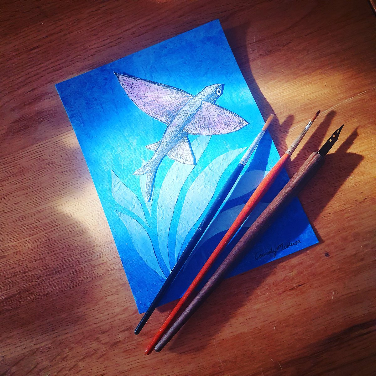 My #twitterartexhibit #postcard is on its way to #Vancouver for #tae23 :)
#mixedmedia #flyingfish with #upcycled #marineplasticpollution for #urbannativeyouthassociation <a href="/UNYAyouth/">Urban Native Youth Association (UNYA)</a> #tae #twitterart #upcycling #PlasticPollution #marineart #marineplastic  #MarineConservation