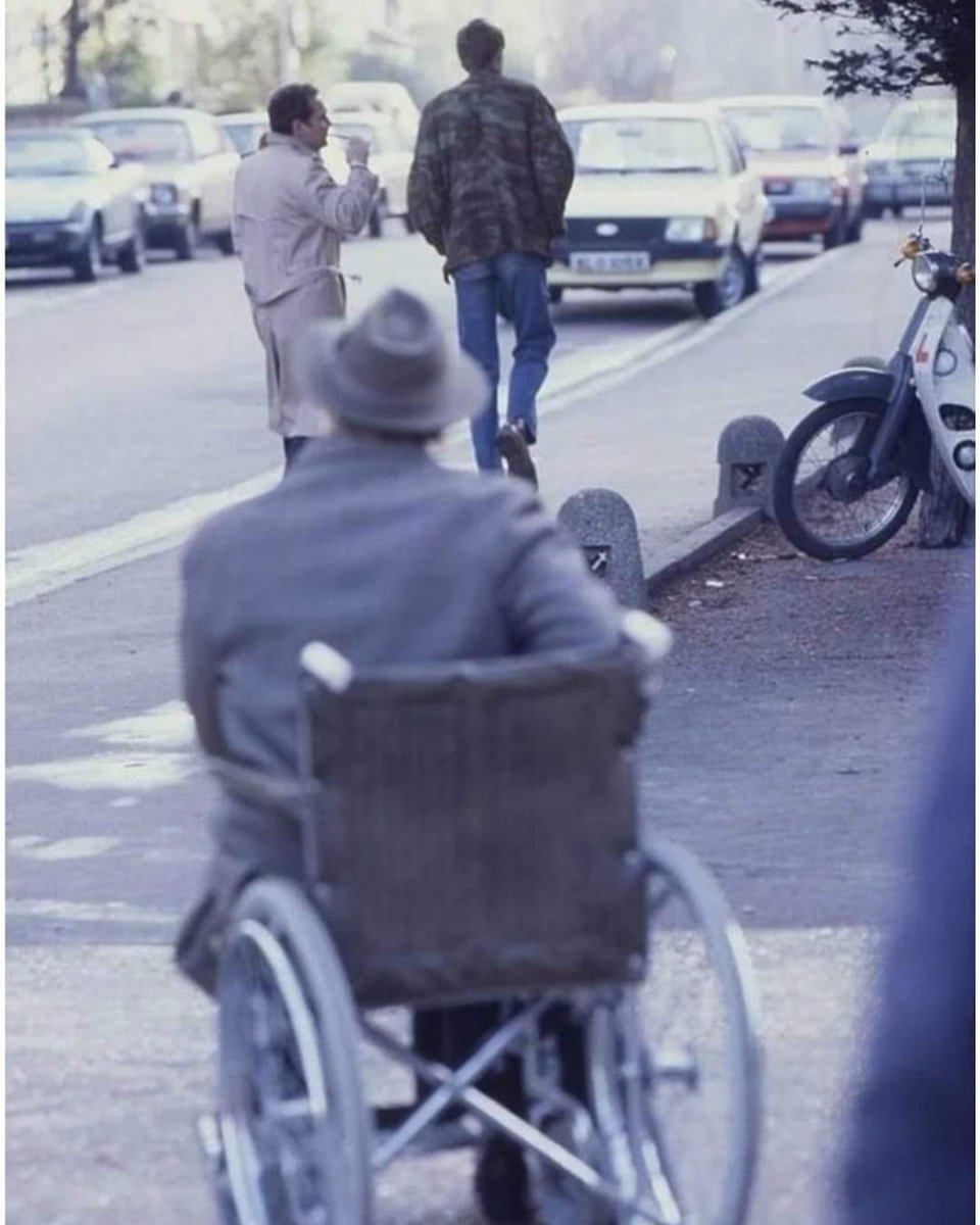 foolshorses_'s tweet photo. One of the last  photographs of Lennard Pearce who played Grandad filming his final episode of OFAH, just days before he died aged 69.
The picture shows Lennard sat in a wheelchair as David Jason and Nick Lyndhurst filmed a scene for the episode -A Hole in One-  December 1984🍹 https://t.co/OmAICFzJwN