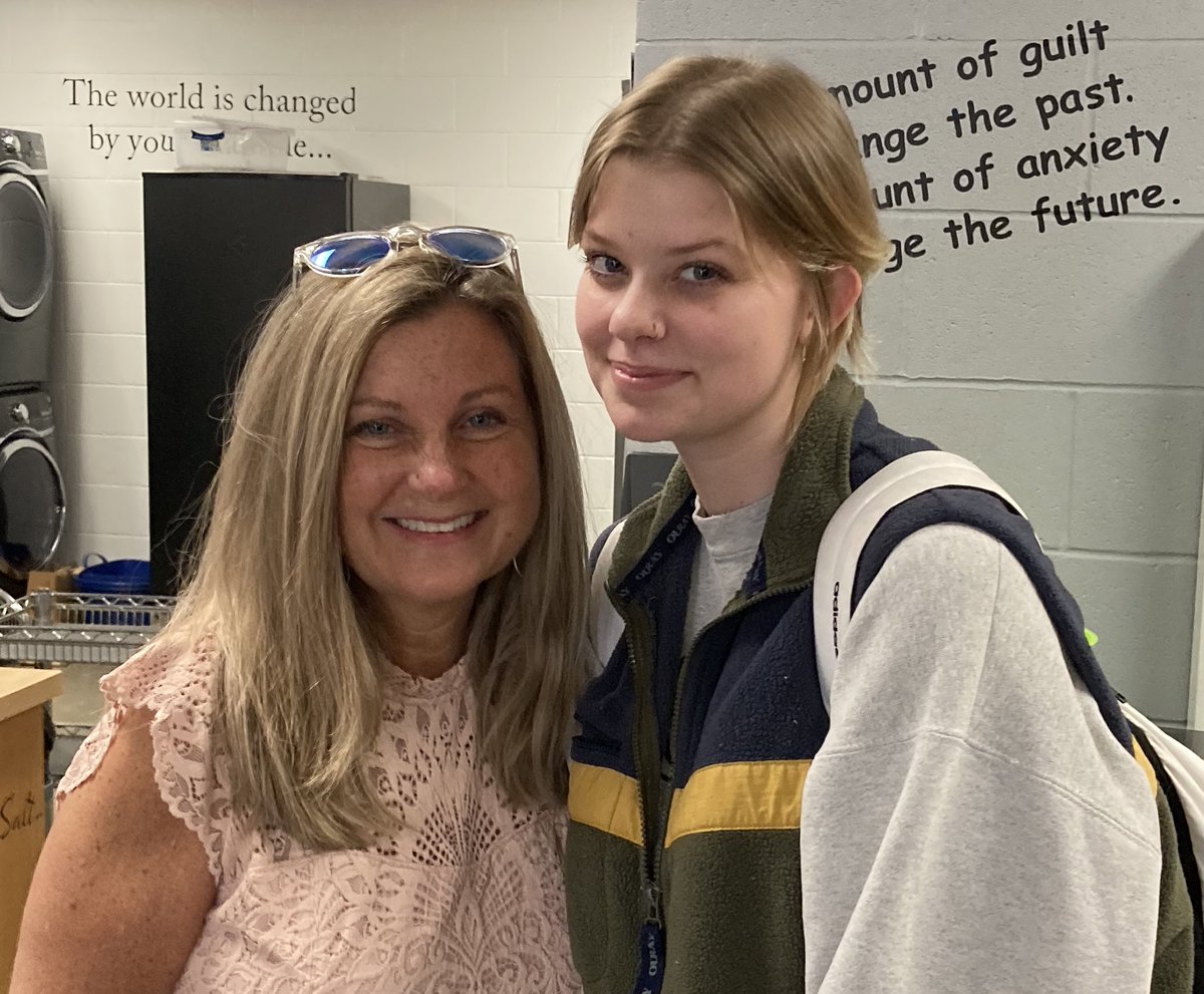 DrewBordner's tweet photo. April βοΈ βοΈ showers bring @academy_gateway π graduates and πΈ π flowers! #GoGullLake #GraduatingLeaders https://t.co/7fdQQaHCL1