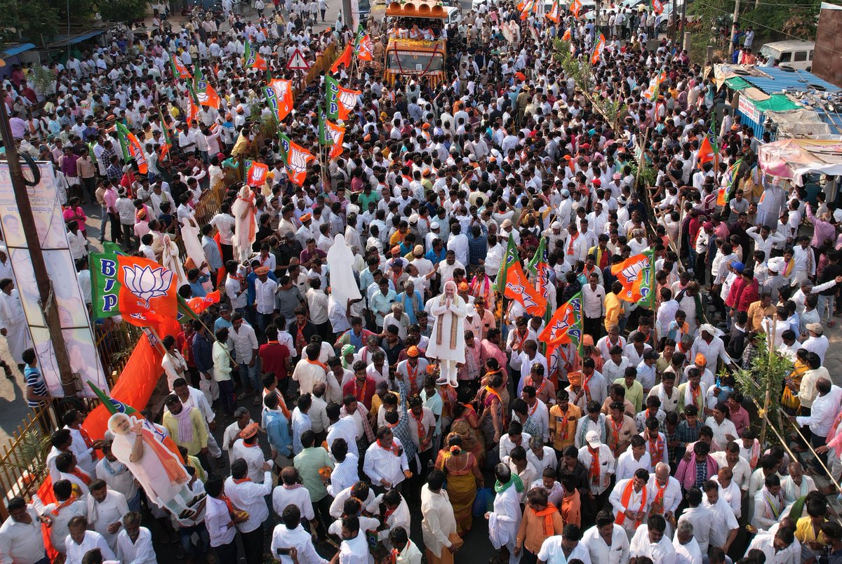 AmitShah's tweet photo. ಯಾದಗಿರಿ ರೋಡ್ ಶೋನಲ್ಲಿ ಬಿಜೆಪಿಗೆ ಅಭೂತಪೂರ್ವ ಬೆಂಬಲ ನೀಡಿದ ಕರ್ನಾಟಕದ ಜನತೆಗೆ ನನ್ನ ಹೃದಯಾಂತರಾಳದ ಕೃತಜ್ಞತೆಗಳು.

ಪ್ರಧಾನಿ ಶ್ರೀ @narendramodi ಮತ್ತು ಬಿಜೆಪಿ ಸರ್ಕಾರದ ಅಭಿವೃದ್ಧಿಯ ದೂರದೃಷ್ಟಿಯ ಬಗ್ಗೆ ಜನರಿಗಿರುವ ಮೆಚ್ಚುಗೆಯನ್ನು ಇದು ಪ್ರತಿಬಿಂಬಿಸುತ್ತದೆ. https://t.co/igeFozOiae