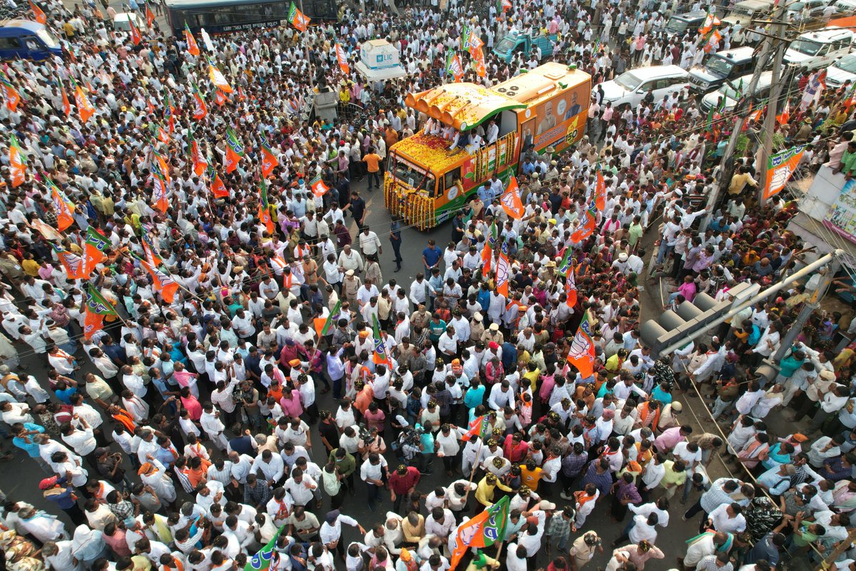AmitShah's tweet photo. ಯಾದಗಿರಿ ರೋಡ್ ಶೋನಲ್ಲಿ ಬಿಜೆಪಿಗೆ ಅಭೂತಪೂರ್ವ ಬೆಂಬಲ ನೀಡಿದ ಕರ್ನಾಟಕದ ಜನತೆಗೆ ನನ್ನ ಹೃದಯಾಂತರಾಳದ ಕೃತಜ್ಞತೆಗಳು.

ಪ್ರಧಾನಿ ಶ್ರೀ @narendramodi ಮತ್ತು ಬಿಜೆಪಿ ಸರ್ಕಾರದ ಅಭಿವೃದ್ಧಿಯ ದೂರದೃಷ್ಟಿಯ ಬಗ್ಗೆ ಜನರಿಗಿರುವ ಮೆಚ್ಚುಗೆಯನ್ನು ಇದು ಪ್ರತಿಬಿಂಬಿಸುತ್ತದೆ. https://t.co/igeFozOiae