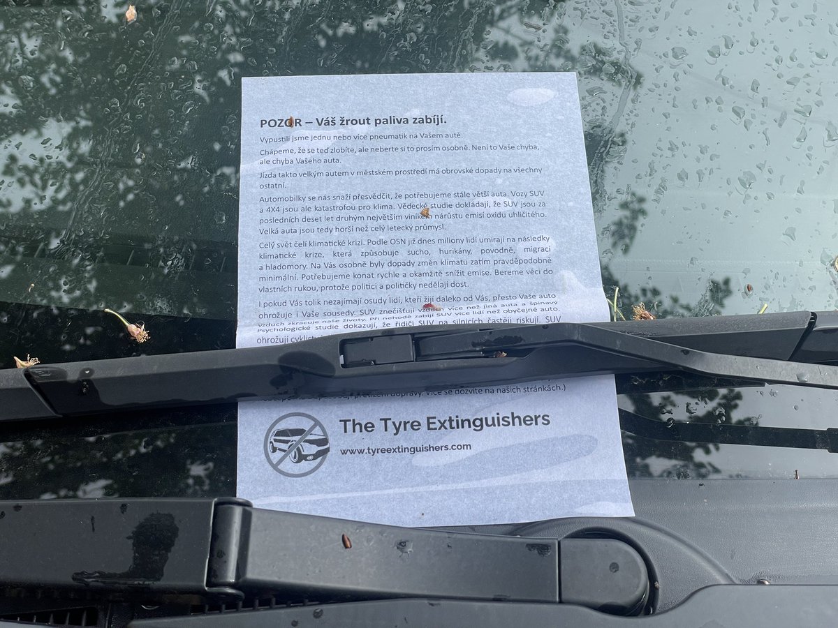 Mikulcik_CT's tweet photo. Vypuštěná kola a oznámení za stěračem - dílo aktivistů. Jejich cílem jsou velké automobily, které viní z nepříznivých dopadů na klima a na různých místech světa jim vyfukují pneumatiky. V Brně takto od včerejška vyřadili z provozu šestačtyřicet vozů.🚗 https://t.co/PodmkXPK4g