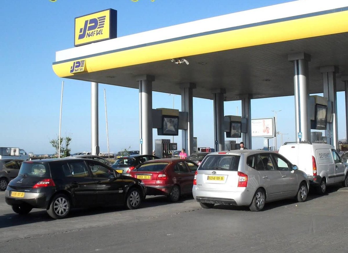 AlgeriaEco's tweet photo. Consommation de carburant : 17,7 millions de tonnes en 2022 

https://t.co/lhoUC6VlQ8 https://t.co/HZZzMK1JFW