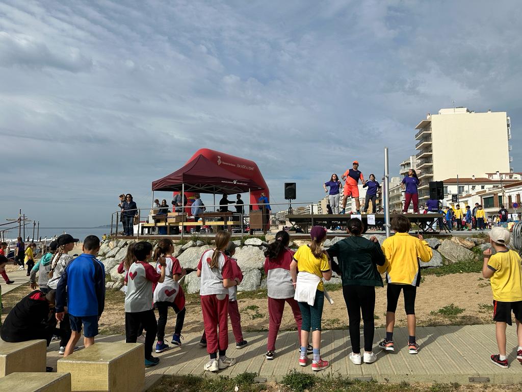 inspalamos's tweet photo. Avui, l'alumnat de 1r d'Atenció a la dependència ha col·laborat en la cinquena edició del RODAJOC DE PALAMÓS, CALONGE
I SANT ANTONI I VALL-LLOBREGA com a monitors dels infants de 4t de Primària. 
#inspalamos #fp #fpbaixemporda #rodajoc https://t.co/sAcKjDiB2z