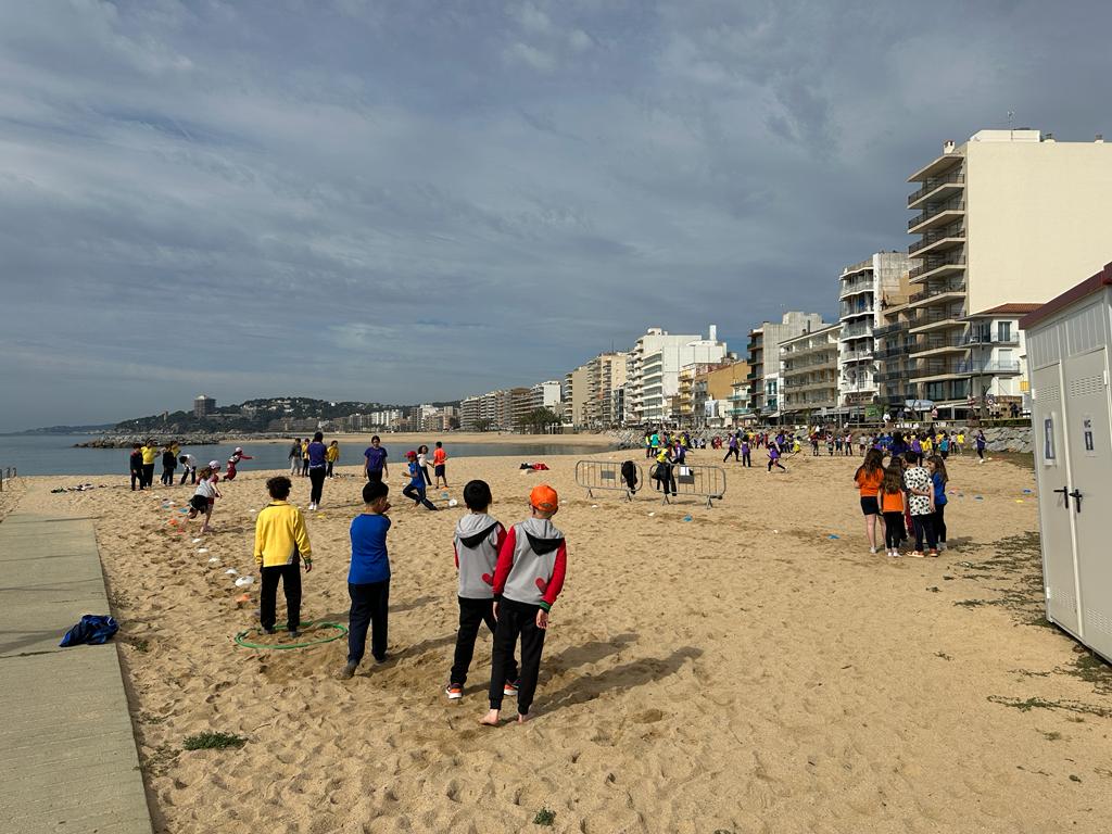 inspalamos's tweet photo. Avui, l'alumnat de 1r d'Atenció a la dependència ha col·laborat en la cinquena edició del RODAJOC DE PALAMÓS, CALONGE
I SANT ANTONI I VALL-LLOBREGA com a monitors dels infants de 4t de Primària. 
#inspalamos #fp #fpbaixemporda #rodajoc https://t.co/sAcKjDiB2z