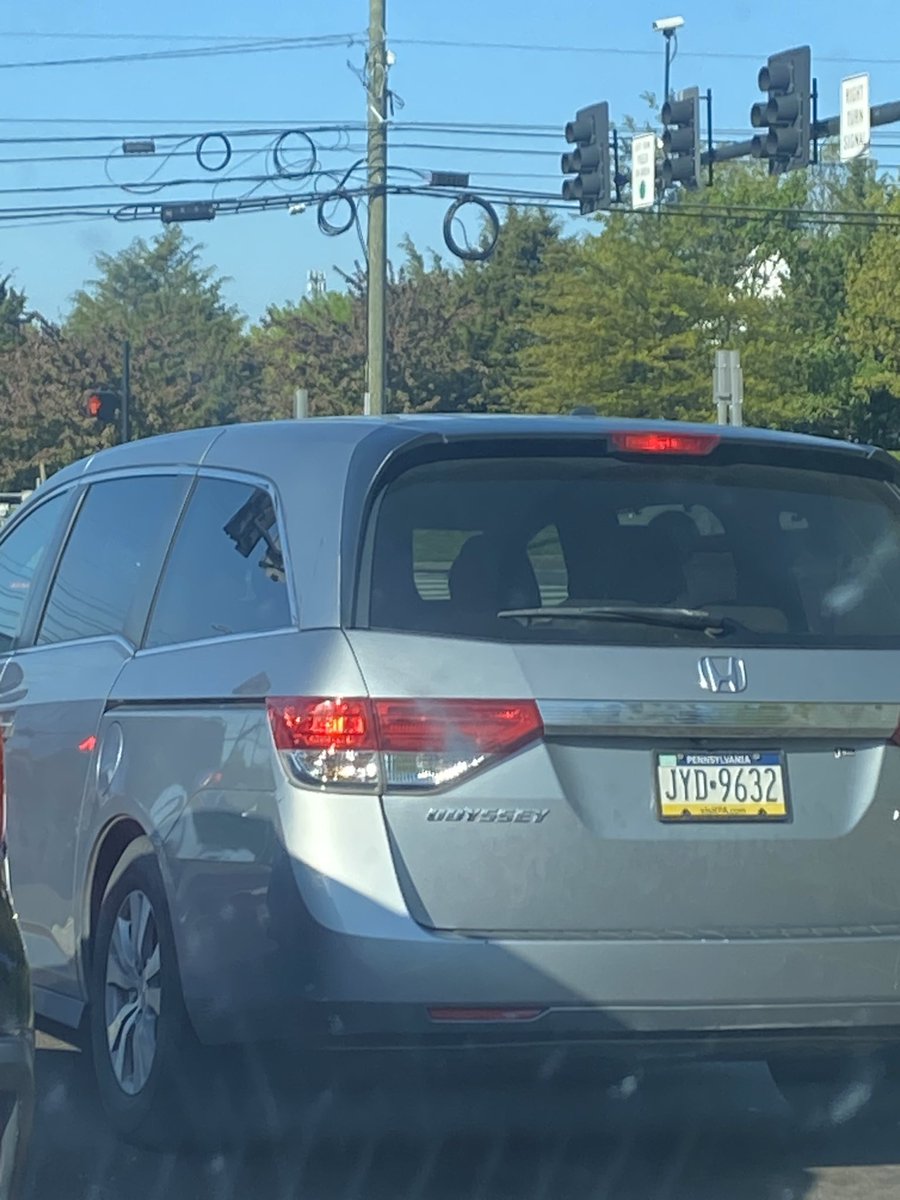 van_meesh's tweet image. not this car trying to literally run me off the road this morning on 202, then braking to come to a complete stop on a one way road on 202 with full traffic behind them🙃 nj drivers pls watch out