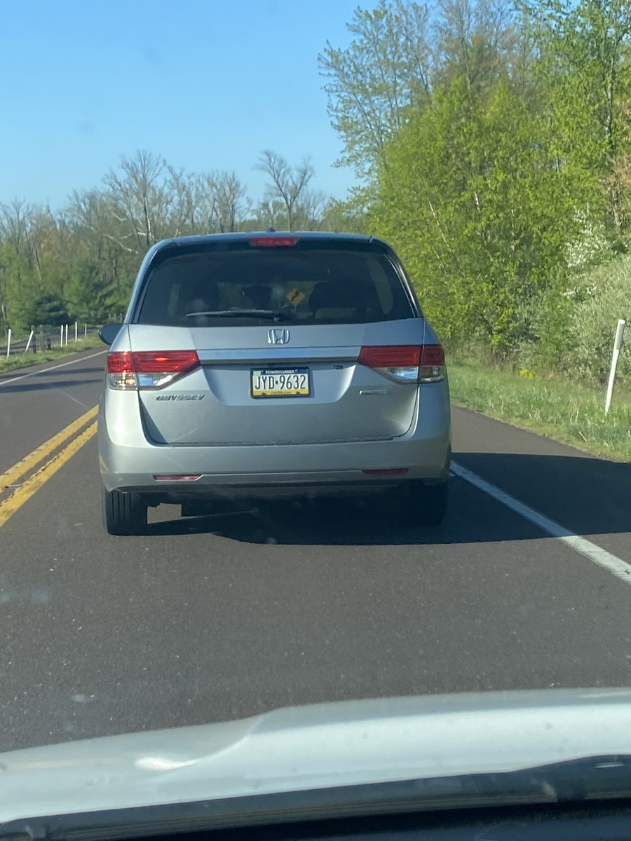 van_meesh's tweet image. not this car trying to literally run me off the road this morning on 202, then braking to come to a complete stop on a one way road on 202 with full traffic behind them🙃 nj drivers pls watch out