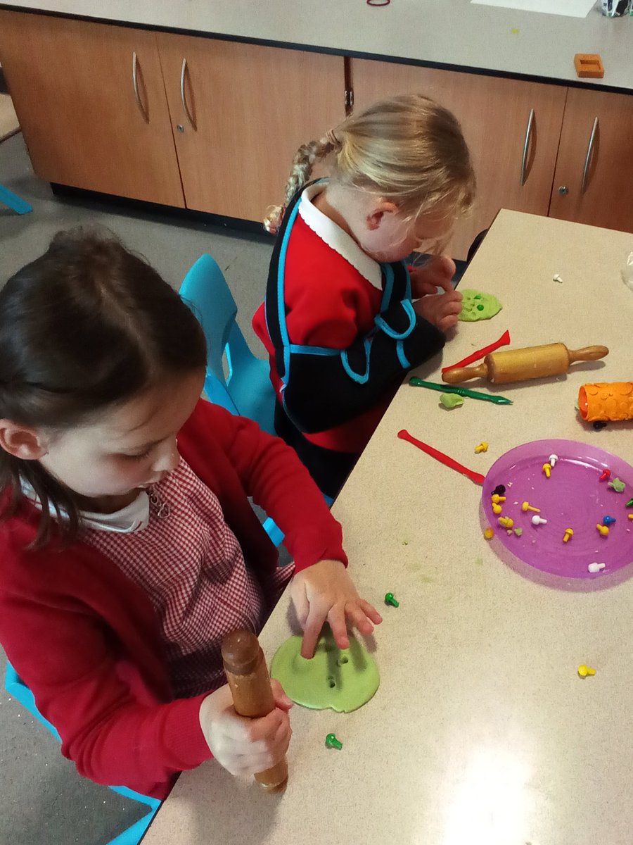 GCPFS2's tweet image. @PrimaryGreat Busy children, creating frogs from our story of the week The Teeny Weeny Tadpole. #gcpliteracy #gcpearlyyearscreativity