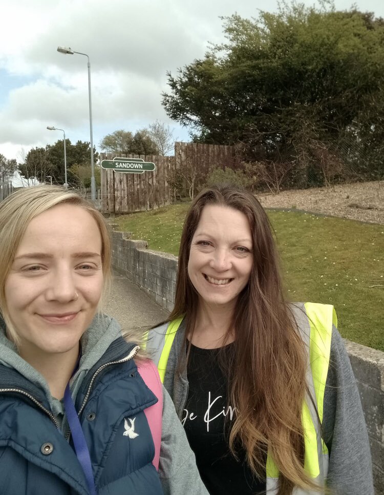 Our youth workers Zoe & Krysia at Sandown Train station yesterday in readiness for the peak times of young people’s footfall- promoting our free activities, consulting & offering safety advice
Our weekly #DetachedYouthWork sessions cover Sandown, Lake & Shanklin.
#Bay #YouthWork