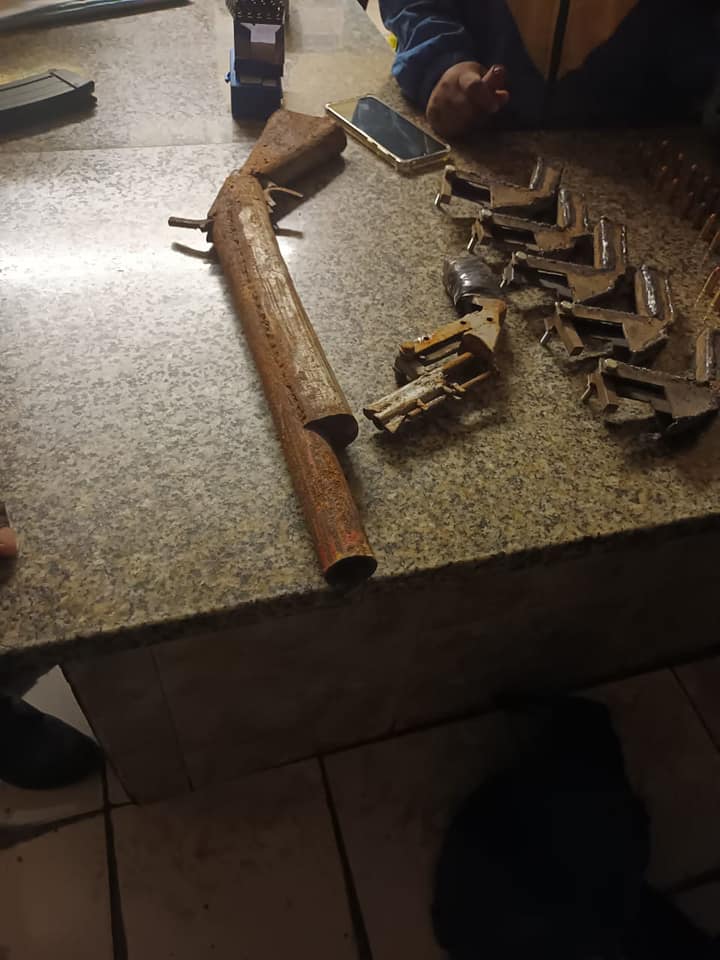 _ArriveAlive's tweet photo. A suspect was arrested in the Ensimbini area for selling  homemade shotguns, homemade revolvers, and ammunition  https://t.co/TLD9D9TIqA

#ArriveAlive #HomemadeWeapons #Enforcement @SAPoliceService https://t.co/0mvRgJCcTN