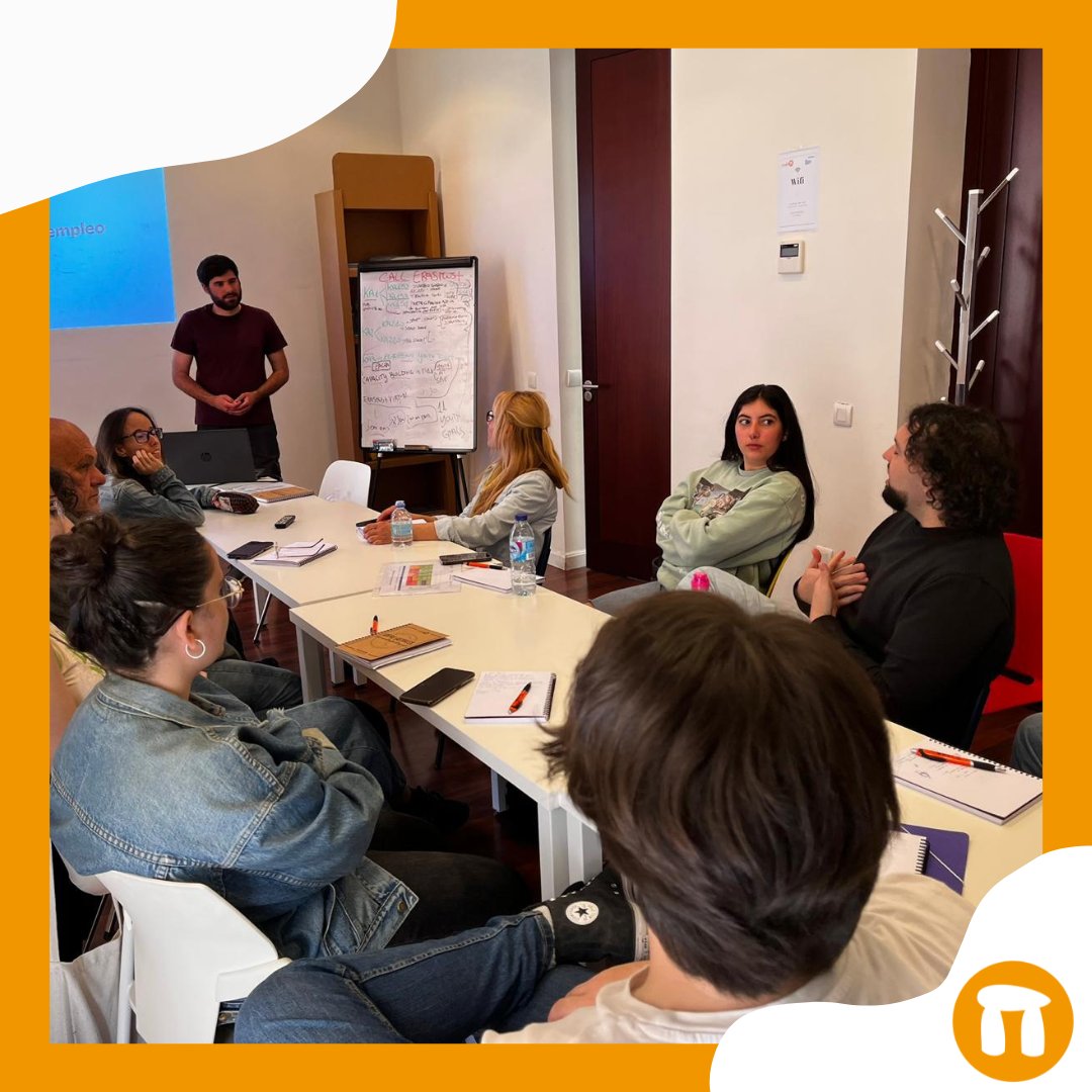 ArrabalAID's tweet photo. Desde nuestra área de emprendimiento el compañero @AdrianVaro ha impartido sesiones de emprendimiento en las formaciones del curso de “Creación de un videoclip” que desarrollamos junto a Málaga Procultura, @escuelacinemlg  y @FundlaCaixa. https://t.co/n7sLeZdTkd