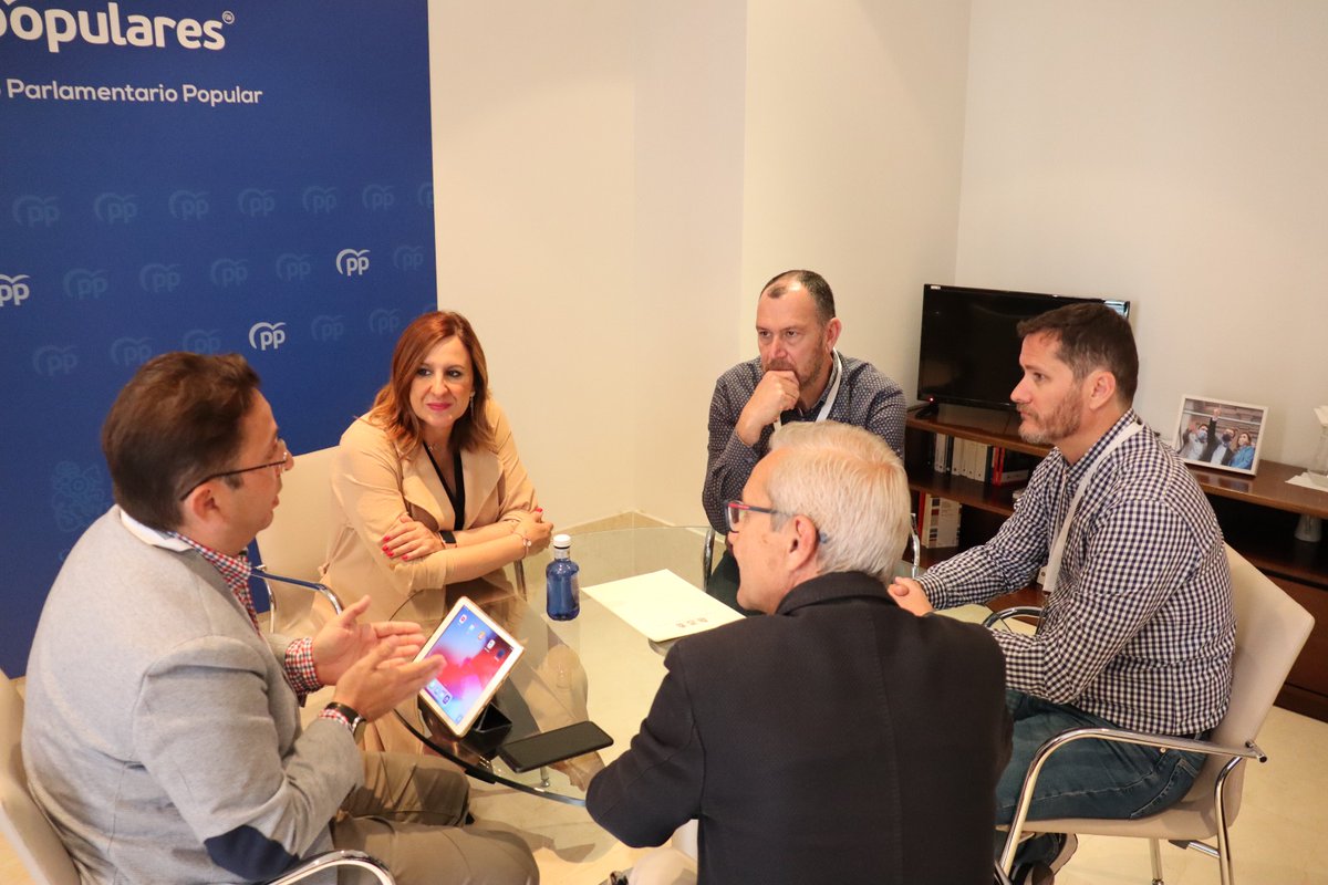 SPPLBVALENCIA's tweet photo. Presentamos  a @mjosecatala y @ballester_santi la APP impulsada por este Sindicato para dotar a la Policía de Barrio de herramientas para la mejora del servicio público y de sus relaciones con comerciantes, asociaciones y vecinos de la ciudad de Valencia. https://t.co/5qAPNsqquL