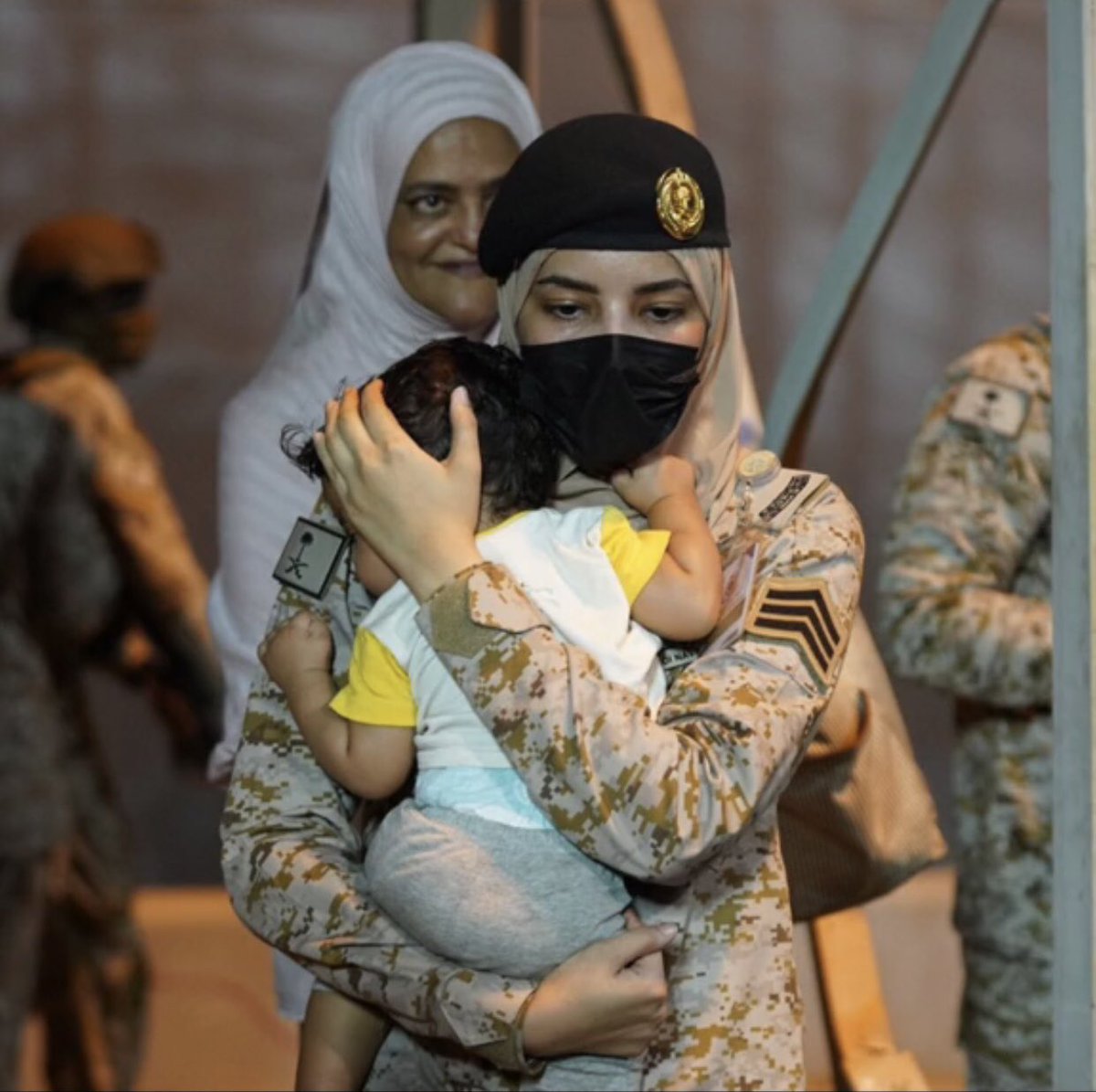 LifeSaudiArabia's tweet photo. The humanity in picture 😍 A child falls asleep in the arms of an employee in the #Saudi of the Ministry of Defense, after the arrival of the Saudi evacuation ship from Sudan to Jeddah. https://t.co/8JhsI516Cp