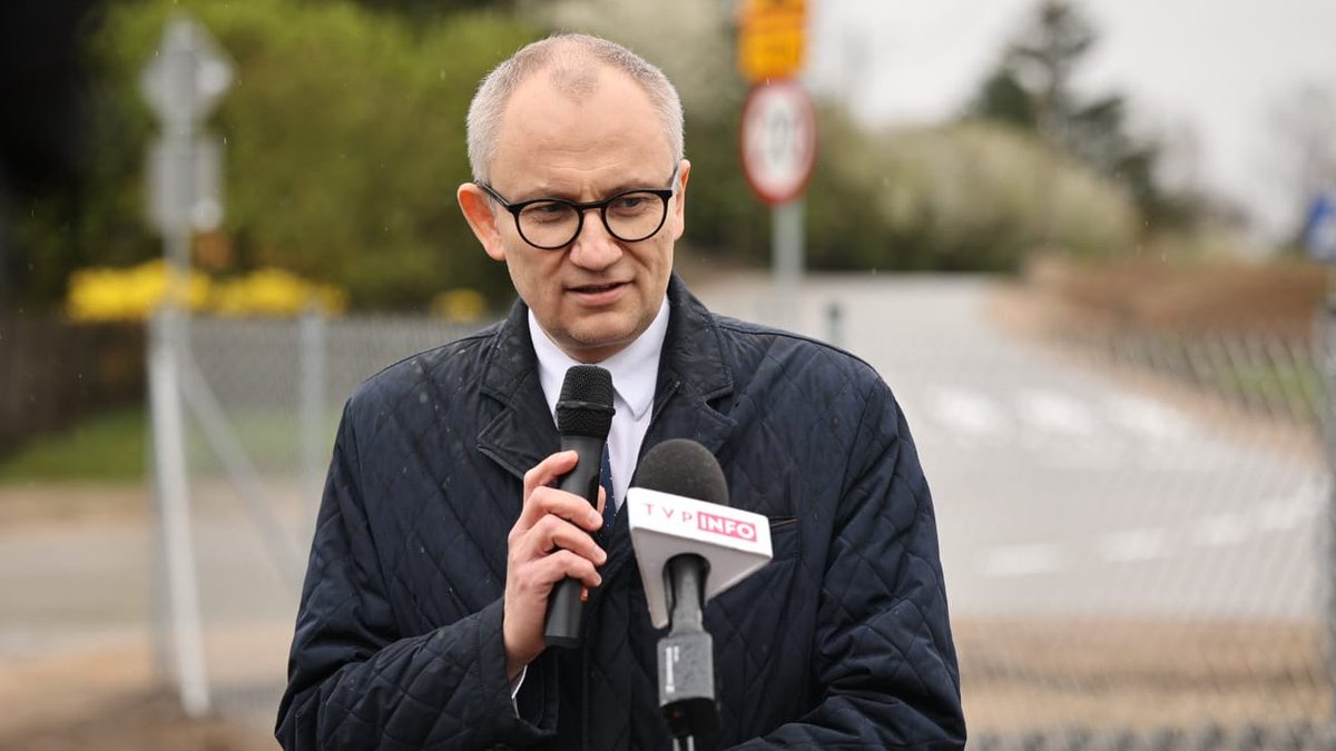 MSWiA_GOV_PL's tweet photo. 🚘 W #Wyrandy (woj. warmińsko-mazurskie) zakończono inwestycję przebudowy drogi dofinansowanej z Rządowego Funduszu Rozwoju Dróg ważnej dla okolicznych miejscowości. W uroczystości jej otwarcia uczestniczy wiceszef #MSWiA @pobozy oraz wojewoda warmińsko-mazurski @ArturChojecki ☑ https://t.co/KKA8UvRIXB