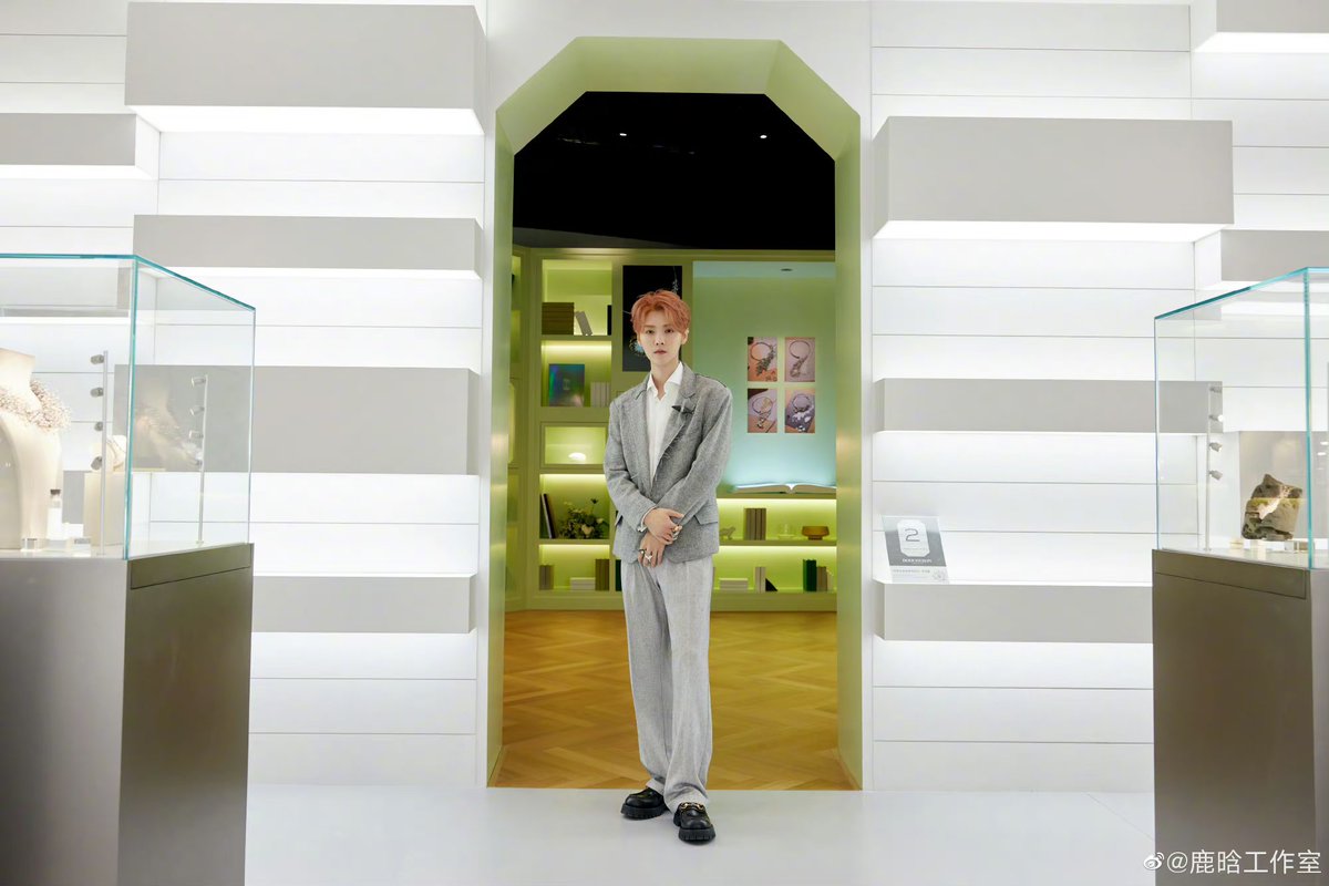 Beloved LUHAN tweet media