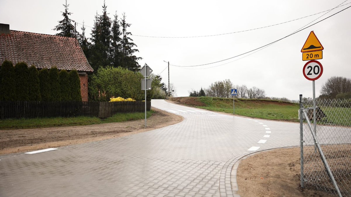MSWiA_GOV_PL's tweet photo. 🚘 W #Wyrandy (woj. warmińsko-mazurskie) zakończono inwestycję przebudowy drogi dofinansowanej z Rządowego Funduszu Rozwoju Dróg ważnej dla okolicznych miejscowości. W uroczystości jej otwarcia uczestniczy wiceszef #MSWiA @pobozy oraz wojewoda warmińsko-mazurski @ArturChojecki ☑ https://t.co/KKA8UvRIXB
