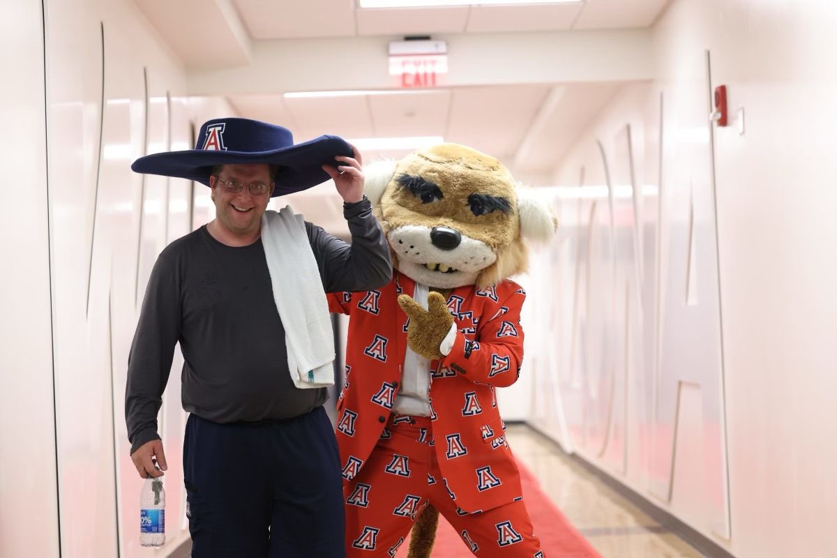 A great sign for Arizona Athletics that #EMOY was spotted at the CATSYS last night with Wilbur. Seems like Wilbur and his friends are working hard to keep the legendary equipment legend in Tucson.