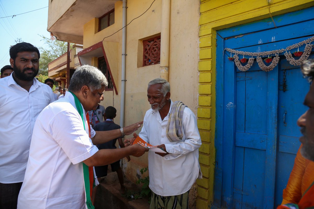 JagadishShettar's tweet photo. ಹುಬ್ಬಳ್ಳಿ ವಾರ್ಡ್ ಸಂಖ್ಯೆ 35ರ ಶ್ರೀ ಶಿವಾನಂದ ಮಠದಲ್ಲಿ ಬೈರಿದೇವರಕೊಪ್ಪದ ನಿವಾಸಿಗಳೊಂದಿಗೆ ಚುನಾವಣಾ ಪ್ರಚಾರ ಸಭೆ ನಡೆಸಿ, ಮಾತನಾಡಿ, ಮತಯಾಚನೆ ಮಾಡಲಾಯಿತು.

ಕ್ಷೇತ್ರದ ಅಭಿವೃದ್ಧಿಗೆ ದಣಿವರಿಯದೆ ಕಾರ್ಯನಿರ್ವಹಿಸಿ, ಜನರಿಗೆ ಮೂಲಭೂತ ಸೌಕರ್ಯ ಒದಗಿಸುವ ಜೊತೆಗೆ ಉತ್ತಮ ಗುಣಮಟ್ಟದ ಜೀವನ ರೂಪಿಸಿ ಕೊಡಲು ಇಲ್ಲಿಯವರೆಗೆ ಶ್ರಮಿಸಿದ್ದು, https://t.co/HPZdM4qTWh