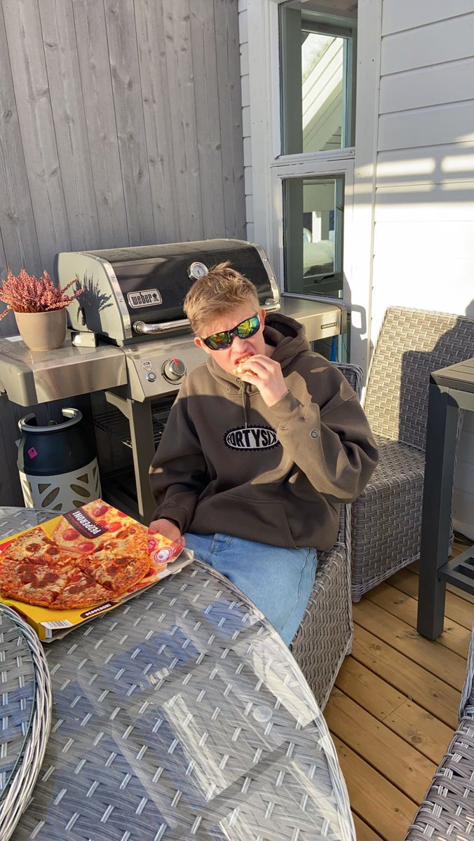 FredrikEdin05's tweet photo. Hello guys🤠today was a beautiful day with nice weather!! Im trying pizza for the first time because I’m allergic to cheese, and almost died last time😊 #savedbygrace #godspizza https://t.co/og7B7IbVCF