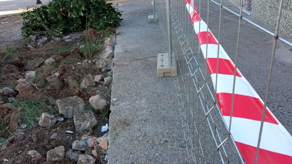 podemosalgaba's tweet photo. En la Avenida 1º de Mayo el @Ayto_algaba hace desaparecer zona verde y hasta los bancos donde nuestros mayores pasaban sus ratos de ocio.
🌿Es urgente y necesario apostar por paliar las altas temperaturas fomentando una #Algaba más verde 🌳🌳 https://t.co/mxn4IVXRib