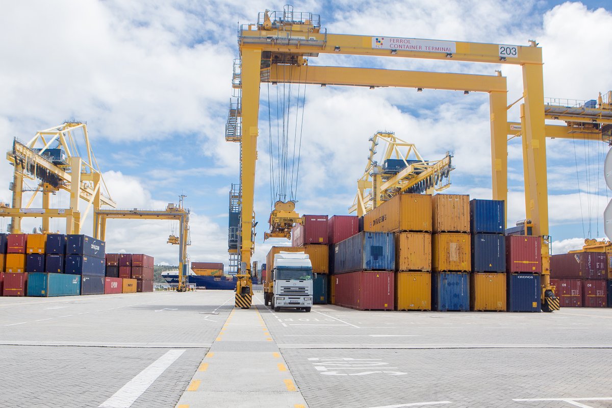 apfsc2022's tweet photo. 🚢La terminal de contenedores de #Ferrol sigue creciendo (un 210 % en TEU en el primer trimestre). La llegada de #Sentury supondrá un nuevo incremento. Por eso es importante la colaboración entre administraciones como la @Xunta para abrir nuevas líneas
🔗https://t.co/djatGq1cWn https://t.co/1EoJjSIV3Q