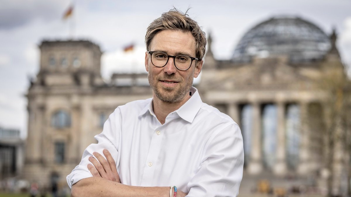 RTLDE_Corporate's tweet photo. Zum 1. Juni wechselt @vmedick zu @sternde in Berlin. Veit Medick kommt vom Spiegel, wo er seit 2009 in verschiedenen Funktionen tätig war. Er wird künftig das Politikressort des Stern gemeinsam mit @nifberlin leiten.
Herzlich willkommen! 🙌
➡️ https://t.co/pIyJXIn9X9 https://t.co/4XJ389lrpt