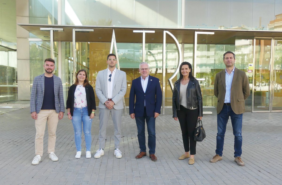 AjuntamentSalou's tweet photo. L'alcalde de #Salou, Pere Granados, es va reunir, ahir a la tarda, amb el vicepresident de la Jove Cambra Internacional de Reus, per tal d'establir sinergies de col·laboració entre diverses àrees i regidories de l'Ajuntament, i l'entitat. https://t.co/LOcVBk6J7e