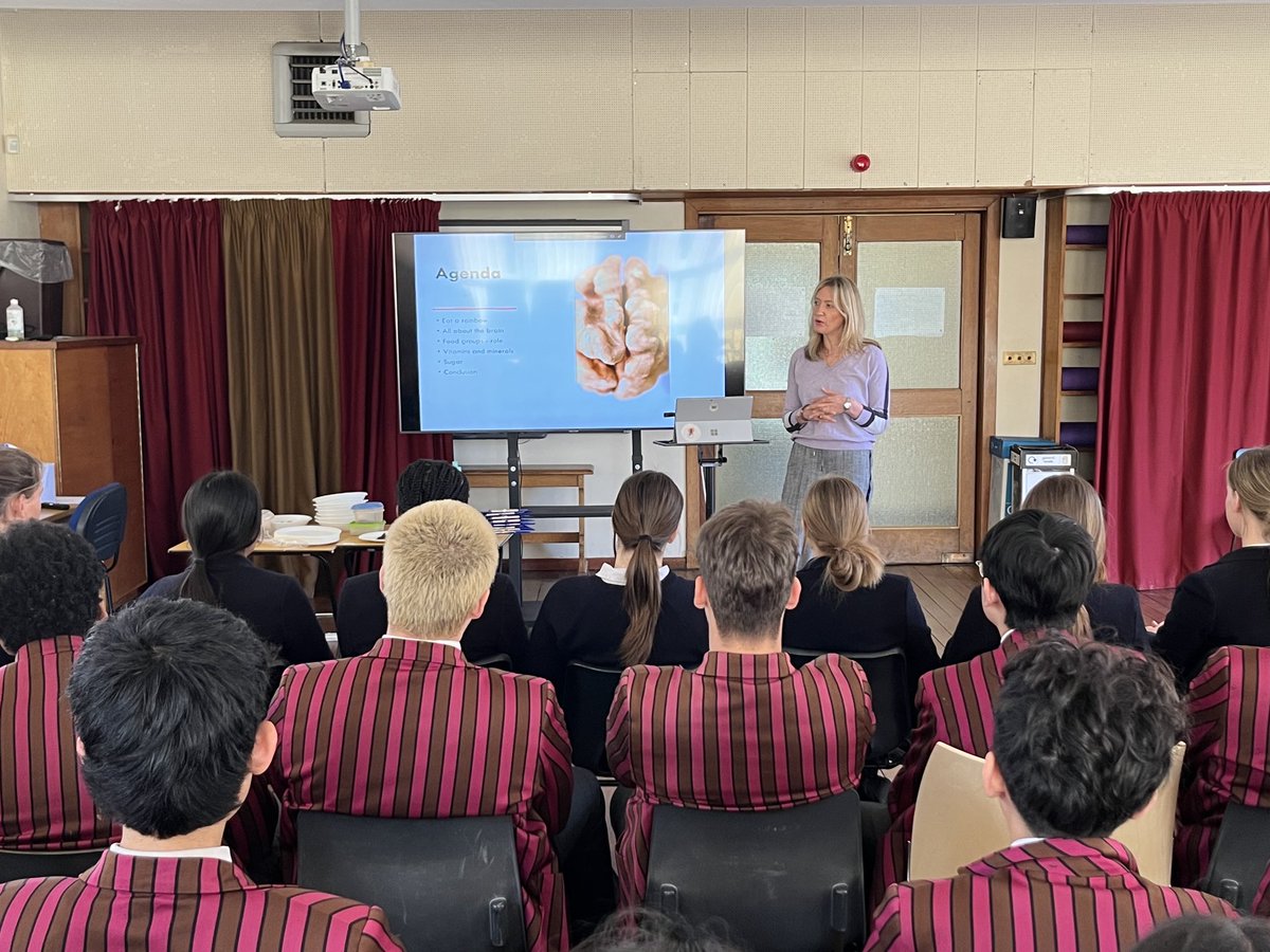 fettesPSE's tweet photo. Thank you @natasha_alonzi, nutritionist for coming to speak to our 4th Form this week about what they should be eating in order to achieve their best in their exams. #rainbowfood #micronutrients https://t.co/2mKGoX7xLI