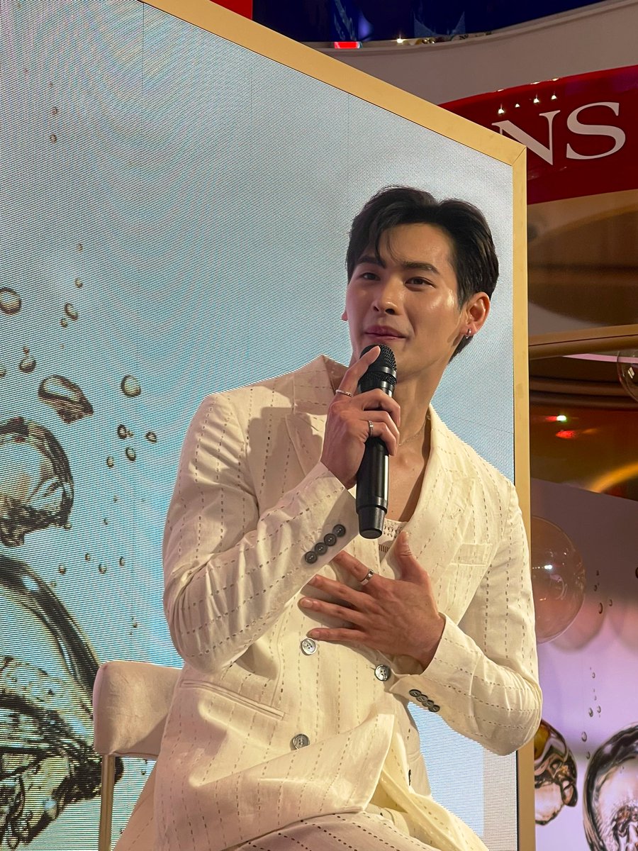 mintmag_th's tweet photo. #MintReports เก็บภาพของหนุ่มฮอต ‘เก้า-นพเก้า’ Muse of Clarins ในงานเปิดตัว Double Serum Light Texture ตัวใหม่ล่าสุดที่ผสาน 2 คุณค่าใน 1 เซรั่ม 💚

#number_9th
#ClarinsTHxKAO
#ClarinsTH
#MintMagTH https://t.co/uaNpldqnmL