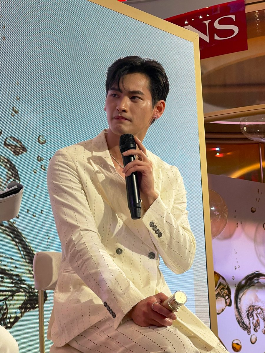 mintmag_th's tweet photo. #MintReports เก็บภาพของหนุ่มฮอต ‘เก้า-นพเก้า’ Muse of Clarins ในงานเปิดตัว Double Serum Light Texture ตัวใหม่ล่าสุดที่ผสาน 2 คุณค่าใน 1 เซรั่ม 💚

#number_9th
#ClarinsTHxKAO
#ClarinsTH
#MintMagTH https://t.co/uaNpldqnmL