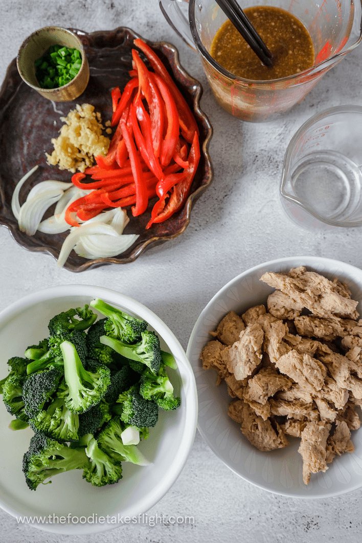 schmoozequeen's tweet photo. #Vegan Chinese-Style No Beef &amp; Broccoli 🥦🥢
#VeganFood #Plantbased #Beefless #Asian 🚫🥩
#SoyCurls #Tofu #Tempeh #Broccoli #RedSweetPeppers 
https://t.co/VDeaeBbVIt https://t.co/wUi53kJ40s