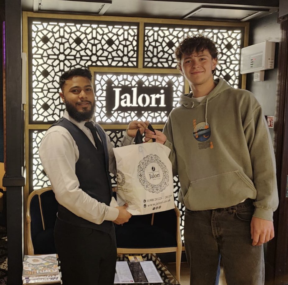 WobWavMens's tweet image. Here is @billywoods0009 receiving his motm curry for his performance in Saturdays game from our very kind sponsor @Jaloricuisine 👏🏻👏🏻👏🏻#mondaynightcurryclub