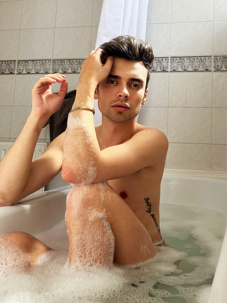 LouisRyder's tweet photo. Get ready with me! #gay #twink #gaypornstar #follow #like #RETWETTEN https://t.co/Pant1IUL0c