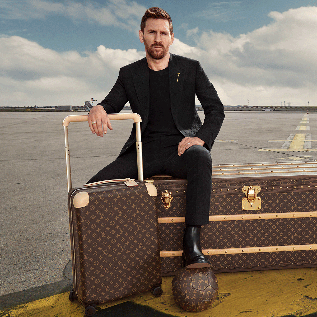 LouisVuitton's tweet photo. Ode à l’esprit du voyage, la nouvelle campagne dédiée à la collection Horizon rend hommage à l’héritage malletier de la Maison. #LVHorizon
