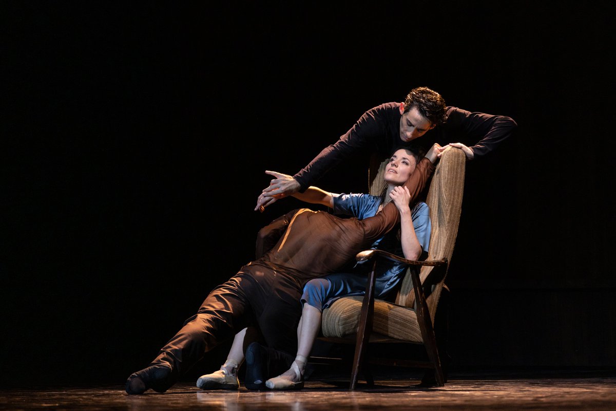 #THECELLIST erlebte 2020 seine gefeierte Uraufführung, inspiriert wurde das Stück von der Biografie der berühmten Cellistin Jacqueline du Pré. @CathyRMarston's Ballett ist eine Geschichte über Liebe und Verlust. Premiere am 30 Apr 2023: 🎫 opernhaus.ch/cellist #BallettZürich