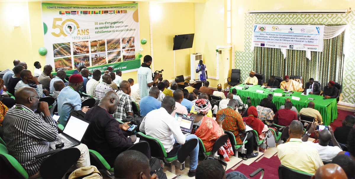 AgrhymetInfos's tweet photo. Lancement officiel, ce matin à Niamey, des travaux du pré-forum des prévisions saisonnières des caractéristiques agro-hydro-climatiques pour les zones sahélienne et soudanienne des pays de l’Afrique de l’Ouest et du Sahel (#PRESASS 2023) https://t.co/xaZHepDl4r