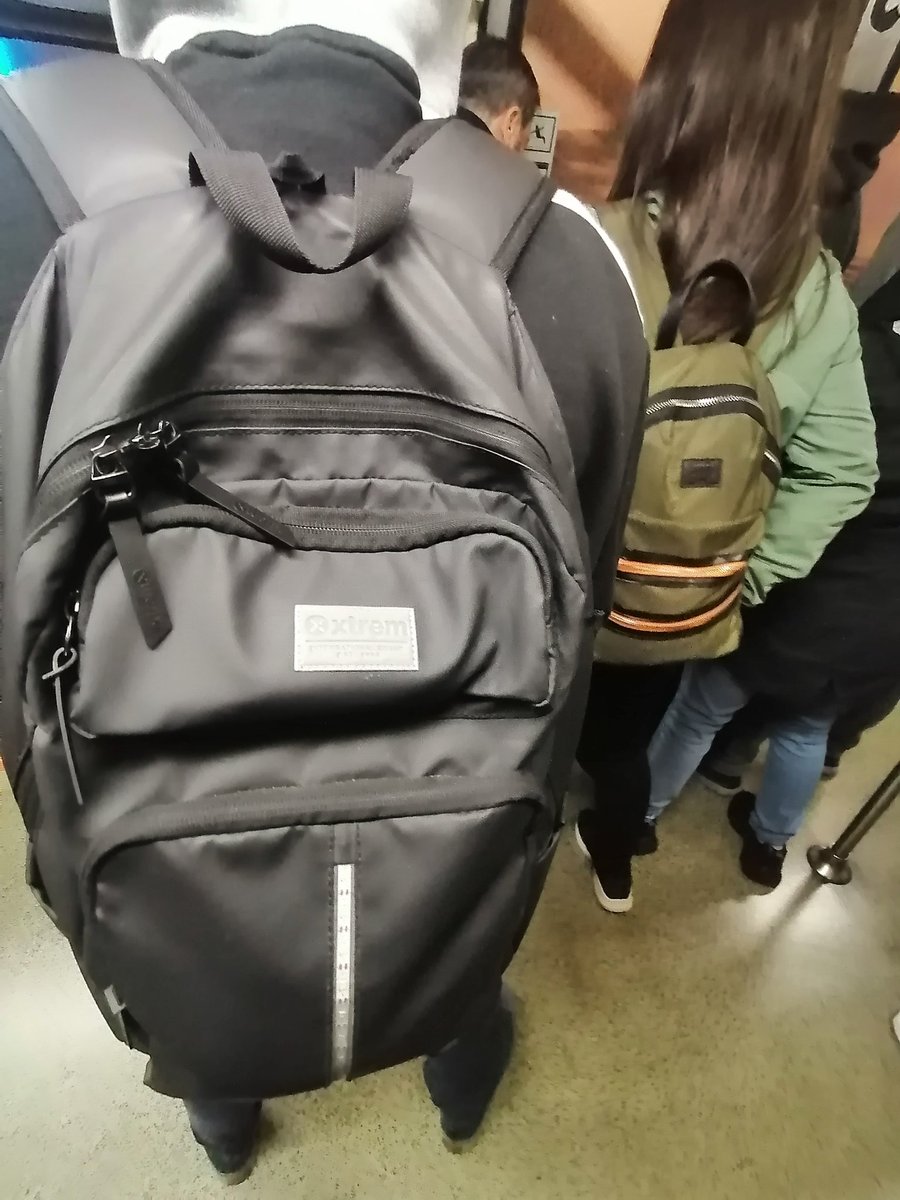 DuranBari's tweet photo. @metrodesantiago no hay cambio de respeto a el otro, se sientan en el suelo, sacate la mochila, da el asiento a tus mayores y no te hagas el dormid@😠METRO DE SANTIAGO CHILE 06:40  25-04-23 https://t.co/ztEPZNRtiQ