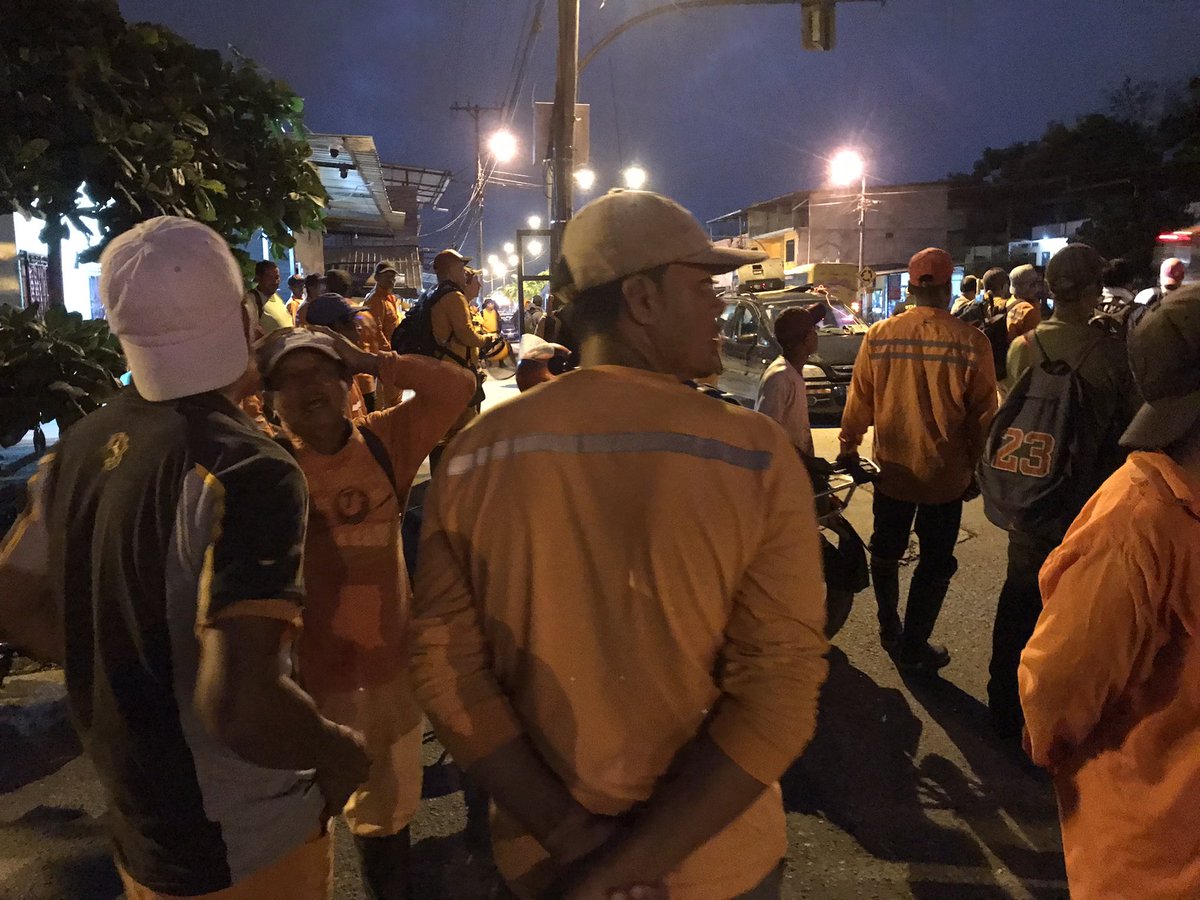 Inicia la paralización de ingenio Agroazucar 
<a href="/LassoGuillermo/">Guillermo Lasso</a> @topic_jan <a href="/MinGobiernoEc/">Ministerio de Gobierno Ecuador</a> <a href="/MinTrabajoEc/">Ministerio del Trabajo Ecuador 🇪🇨</a>