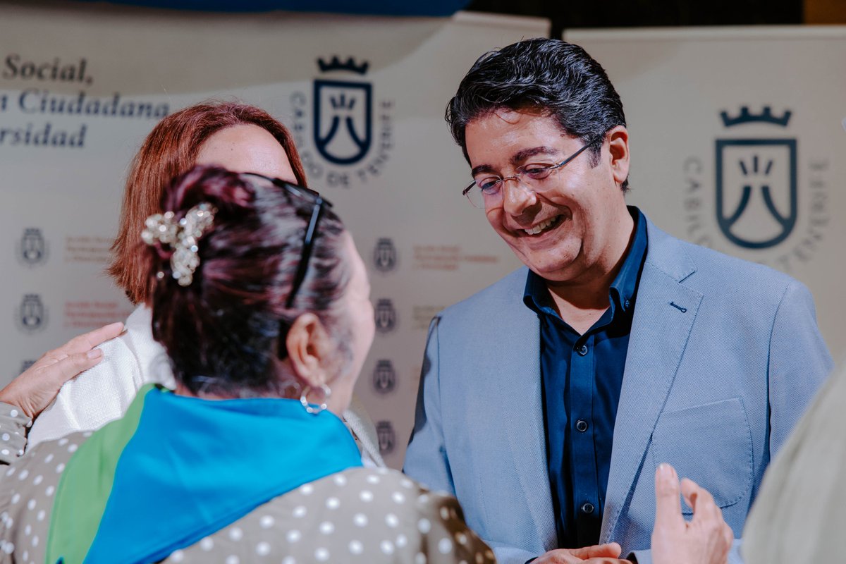 PSOETenerife's tweet photo. #PSOETenerife impulsa una estrategia insular de inclusión del pueblo gitano y lucha contra el antigitanismo 🔵🟢🔴

El grupo socialista en @CabildoTenerife eleva a pleno el apoyo al tejido asociativo gitano de Tenerife

https://t.co/SdTdZD5GtF

#TenerifeConFundamento
#PedroMartin https://t.co/NELuHg4d28
