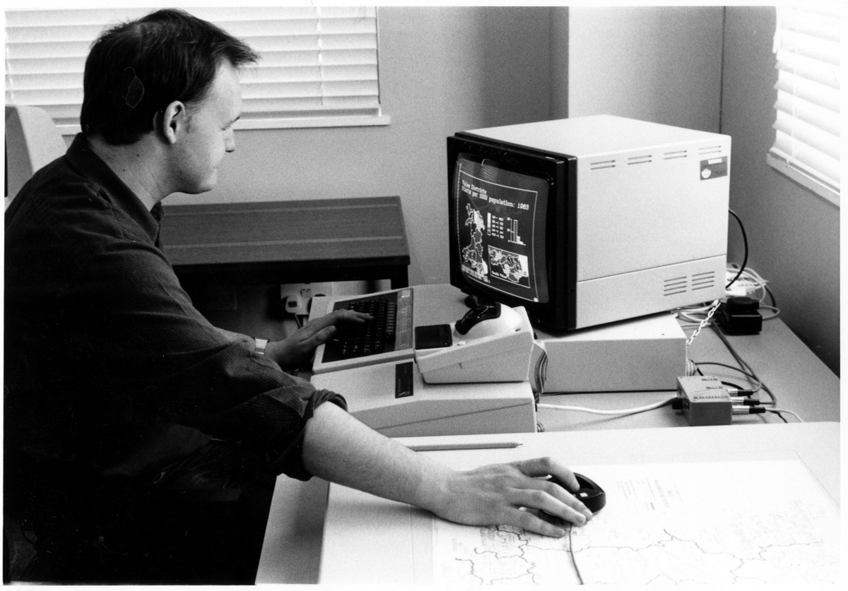 crowdcymru's tweet photo. How workstations have changed over the years!
Anyone remember a desk like this? 📽️☎️💾🖨️
#YourWorkplace #Archive30 📽️🖨️💾☎️Join our #digitalarchives #volunteerproject here: https://t.co/THFJqfU28K #CitizenScience https://t.co/j1mu6vCGhD