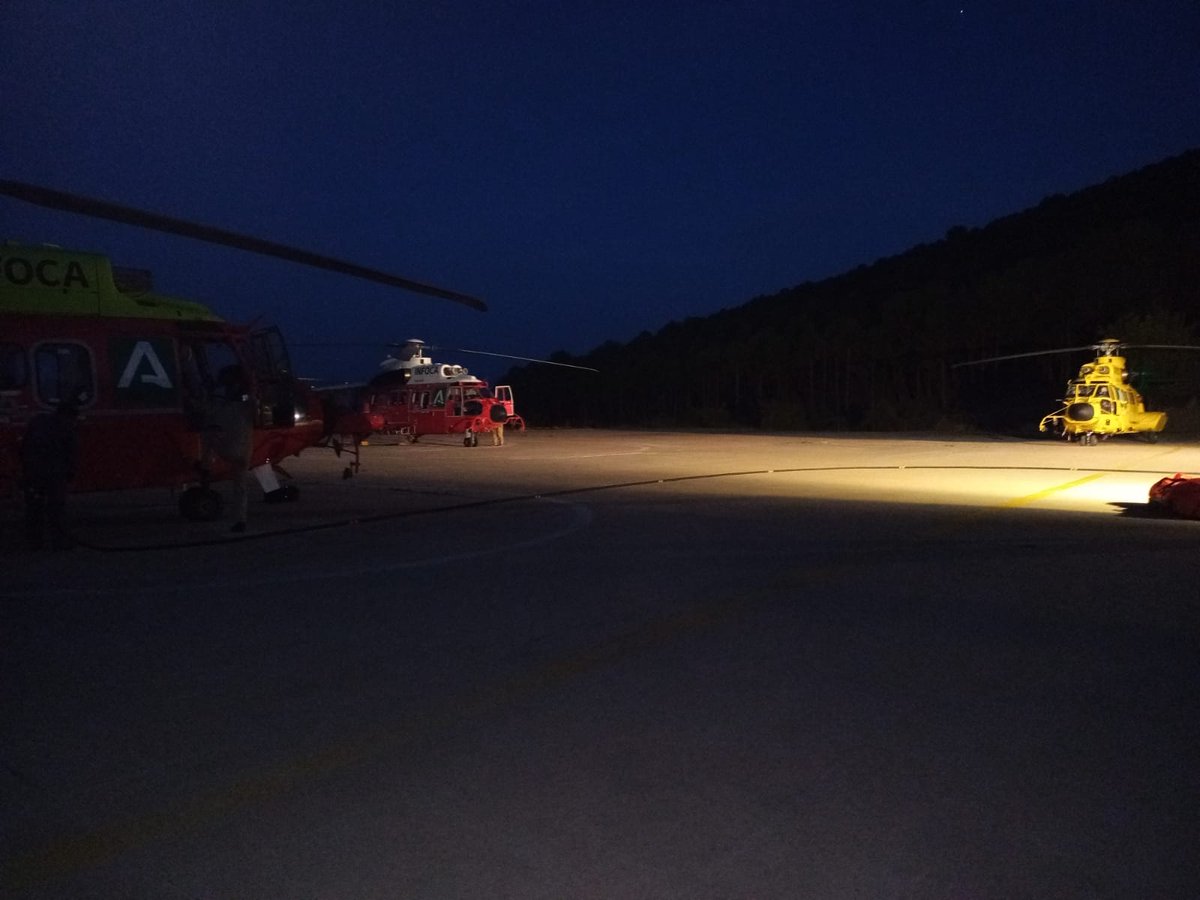 Plan_INFOCA's tweet photo. Cuando los hermanos se reencuentra y duermen juntos. Foto de archivo de los tres súper puma 🚁descansando en base, tras una jornada de duro trabajo en incendio 🔥. 

Lo utilizan las #Brica (Los Moralillos, Cártama y Madroñalejo). 

🧑‍🚒👨‍✈️19 + 2 tripulantes
🌊3.500 l de descarga https://t.co/nBMqzFHP3D