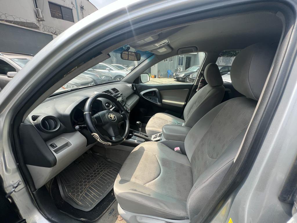 Autorush2's tweet photo. 2010 Toyota RAV4 
4 plugs engine 
Price: 4 million naira only 
Location: Lagos
Contact: 07041468482 https://t.co/ZDmC5nes5Z
