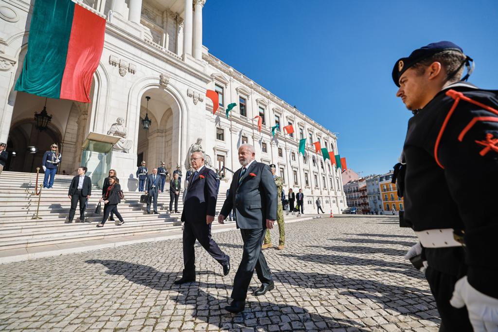 Lula e presidente Marcelo Rebelo de Sousa caminham em frente ao Palácio