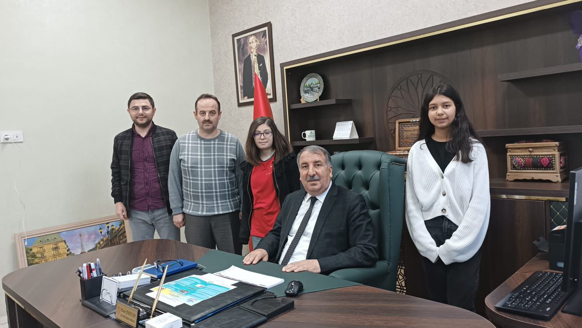 MemNiksar's tweet photo. Teknofest finallerinde boy gösterecek Niksar Bilim ve Sanat Merkezi öğrenci ve öğretmenleri Milli Eğitim Müdürümüz Sayın Hasan Şerifler’i ziyaret etti. Ziyarette İlçe Milli Eğitim Müdürümüz Sn. Hasan ŞERİFLER öğrenci ve öğretmenlere başarılı dileklerini illetti.
@ahmetozdemirmem https://t.co/ijmPQzbAS6