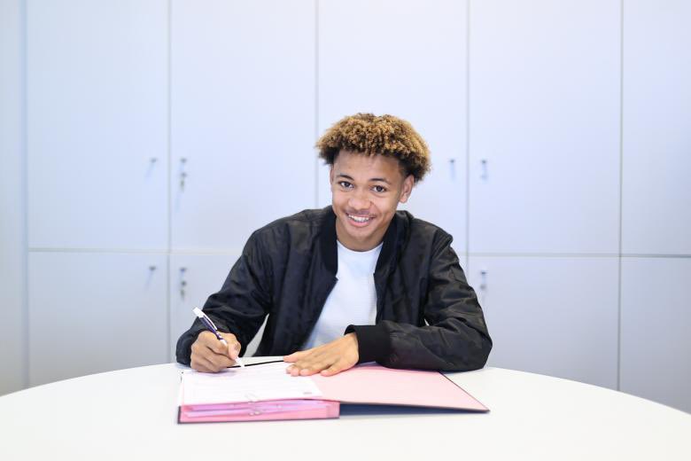 DonFcgb's tweet photo. 🔐📝🔄 RT ce tweet, si toi aussi tu souhaites que @LennyPirringuel prolonge son contrat le plus rapidement possible avec les @girondins ! 

#Girondins #FCGBGF38 #Mercato https://t.co/ijutZRGCoS